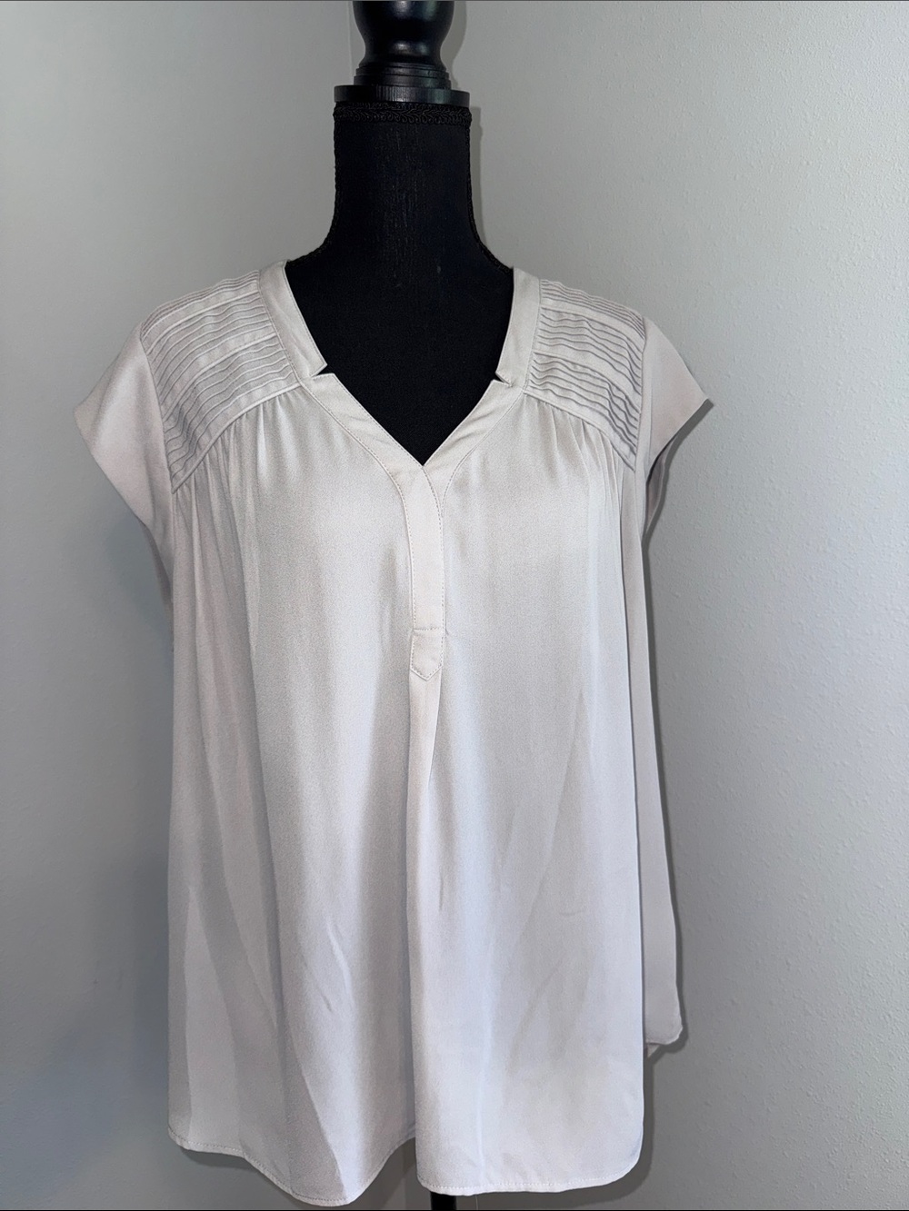 Black Rainn Gray Pintuck Cap-Sleeve V-Neck Blouse